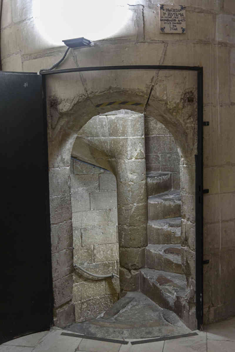 Alicante - Elche 18 - basílica de Santa María - torre - escalera.jpg